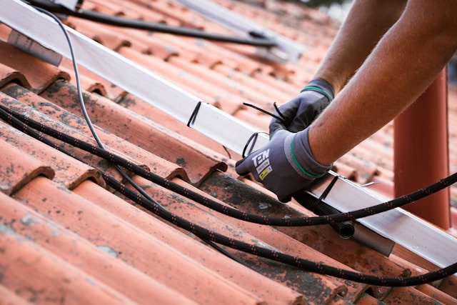 Roof Cleaning & Roof Maintenance in Florida: Protecting Homes from Algae, Mold, and Weather Damage